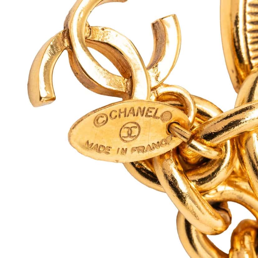 Chanel CC Gold Plated Medallion Necklace Gold Metal Very good condition - Model View