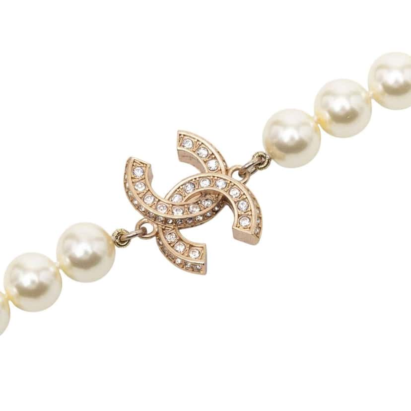 Chanel CC Gold Plated and Faux Pearl Rhinestones Long Necklace White Very good condition - Front View