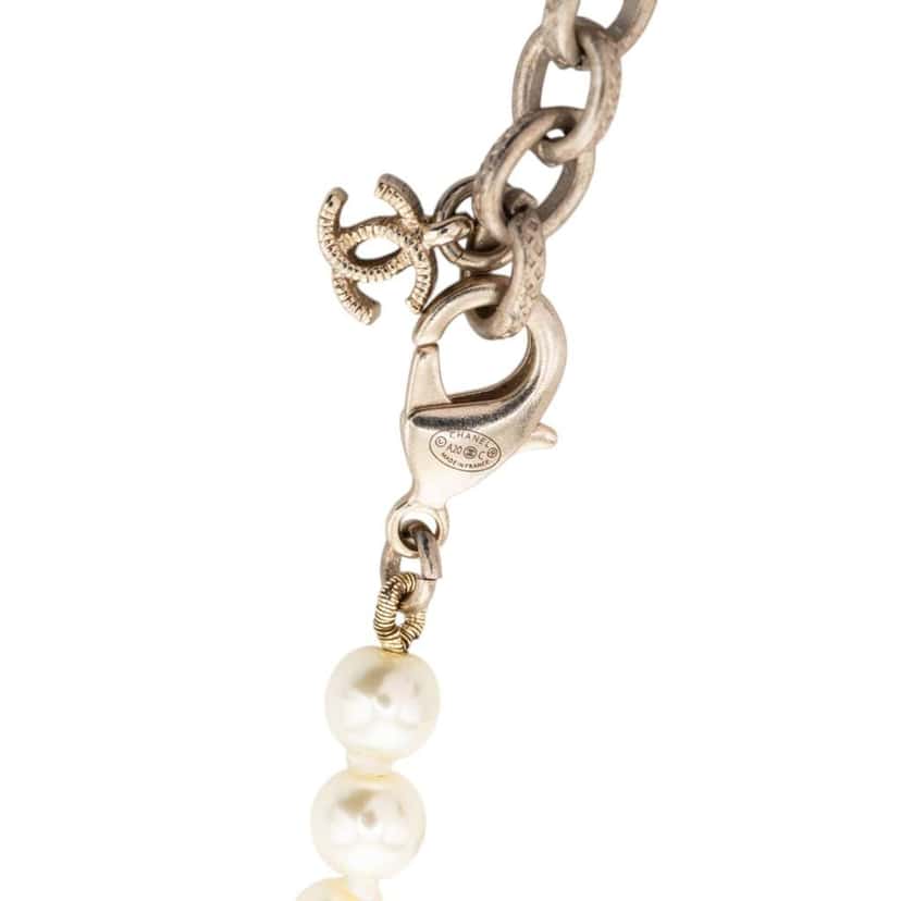 Chanel CC Gold Plated and Faux Pearl Rhinestones Long Necklace White Very good condition - Model View