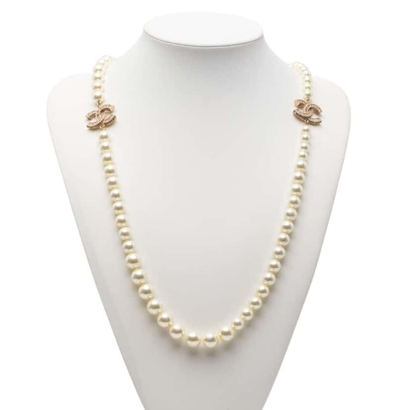 Chanel CC Gold Plated and Faux Pearl Rhinestones Long Necklace White Very good condition - Box View