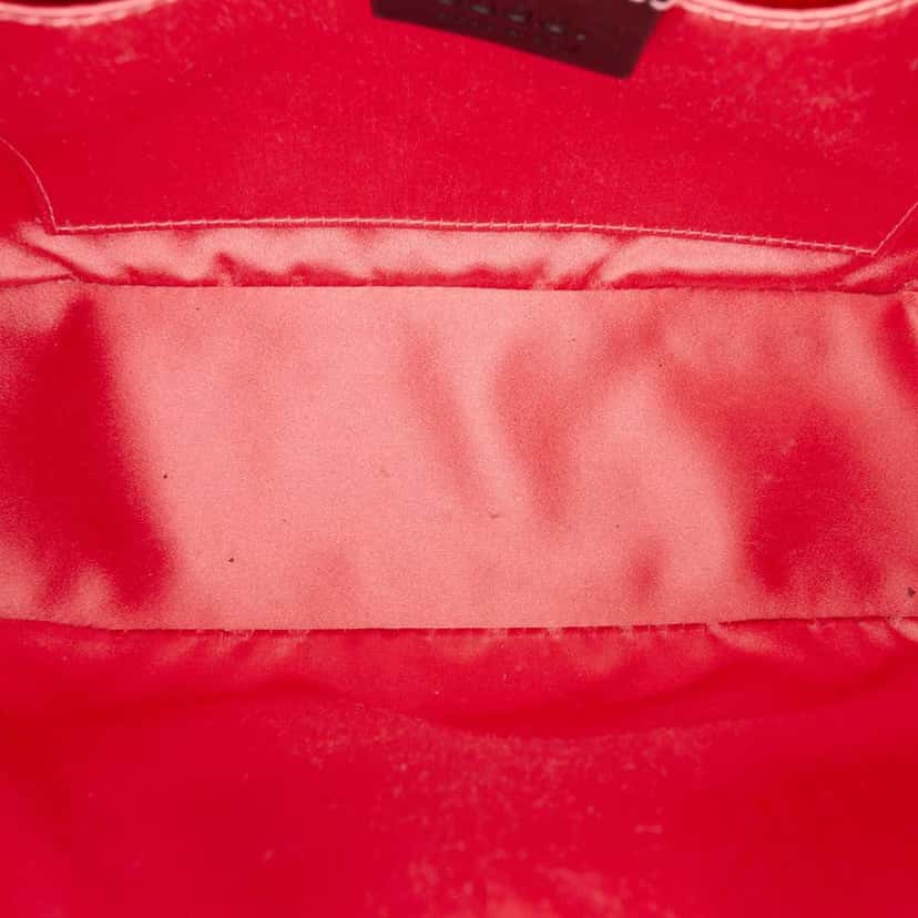 Gucci Small GG Marmont Matelasse Velvet Crossbody Black Velvet Very good condition - Model View