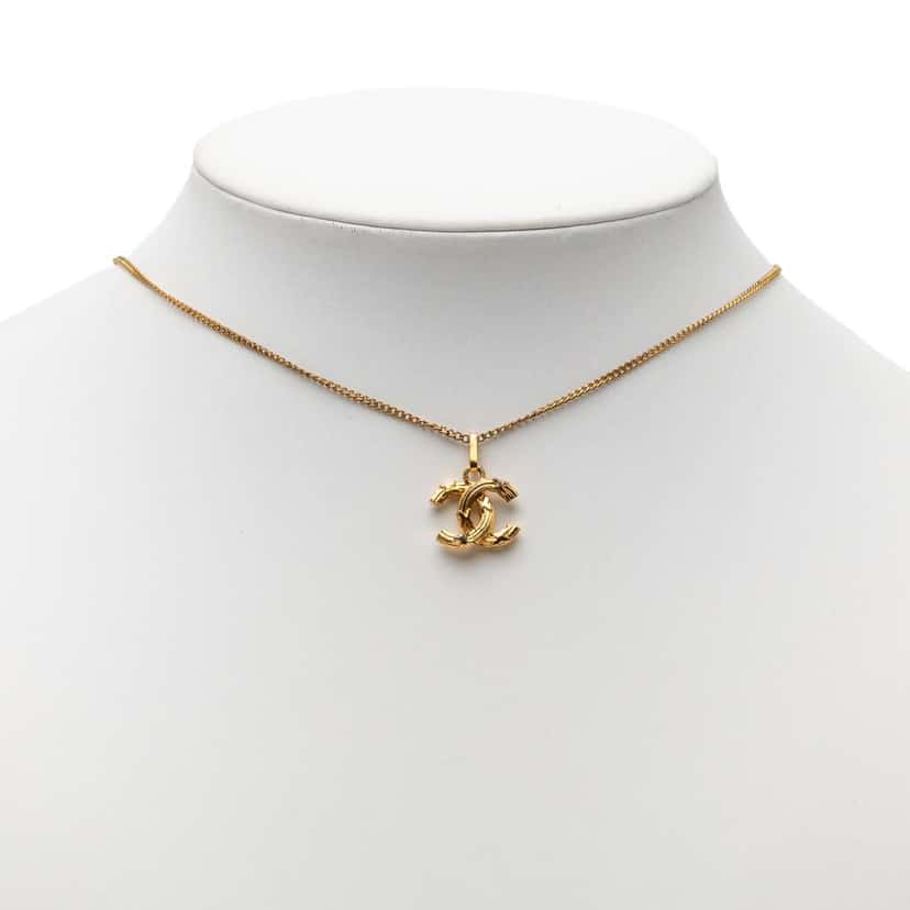 Chanel CC Gold Plated Textured Pendant Necklace Gold Metal Very good condition - Box View
