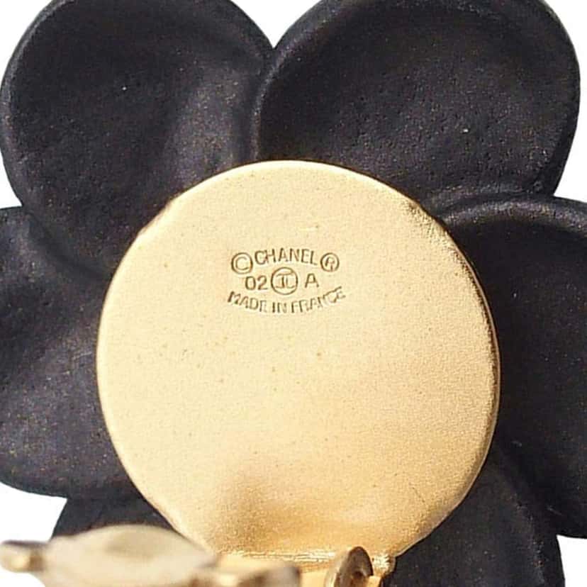Chanel CC Resin Rhinestone Camellia Clip On Earrings Black Very good condition - Model View
