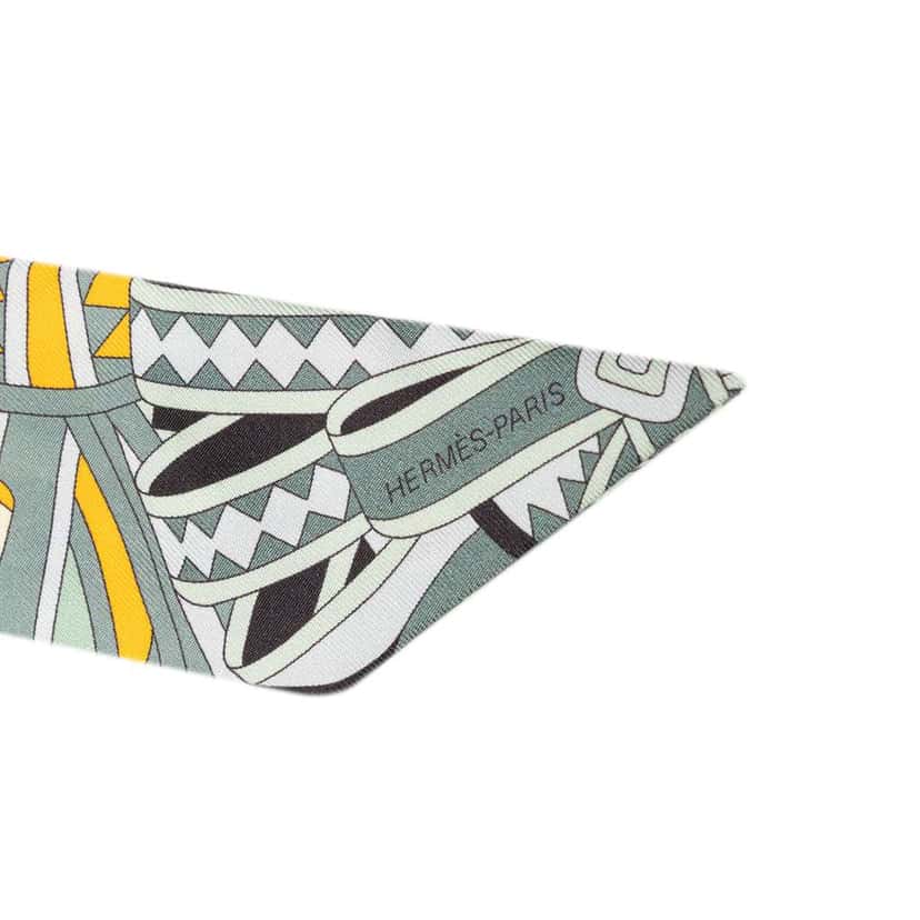 Hermès Les Flots Du Cheval Silk Twilly Scarf Grey Very good condition - Model View