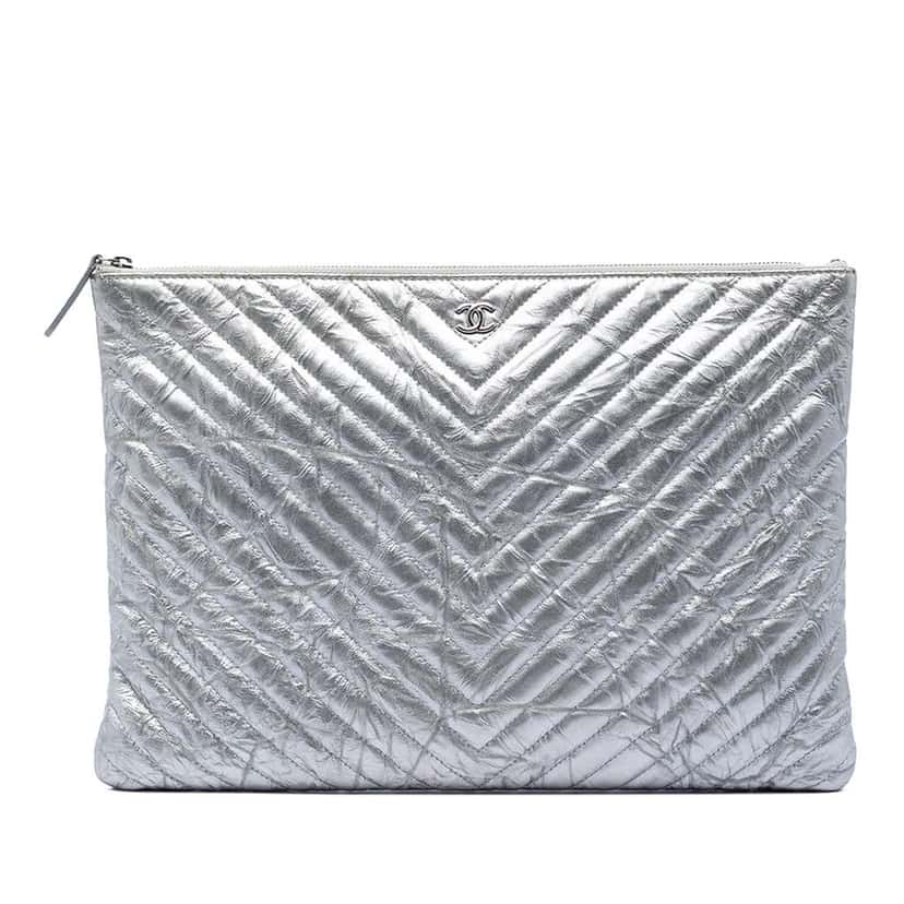 Chanel Large Chevron Metallic Aged Calfskin O Case Clutch Silver Leather Very good condition - Front View