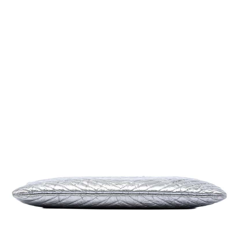 Chanel Large Chevron Metallic Aged Calfskin O Case Clutch Silver Leather Very good condition - Inside View