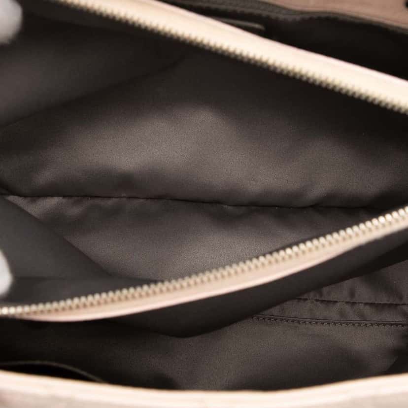 Chanel Caviar Grand Shopping Tote Pink Leather Very good condition - Model View