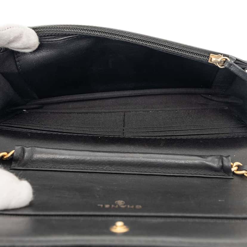 Chanel Quilted Lambskin Boy Wallet On Chain Black Leather Very good condition - Model View