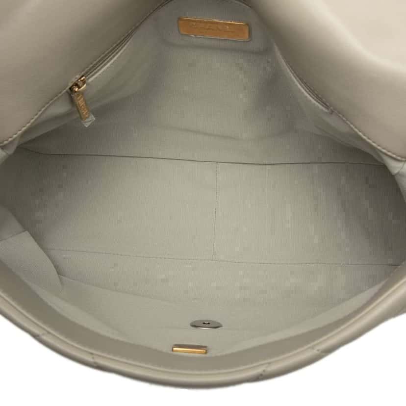 Chanel Maxi Lambskin 19 Flap Grey Leather Very good condition - Model View