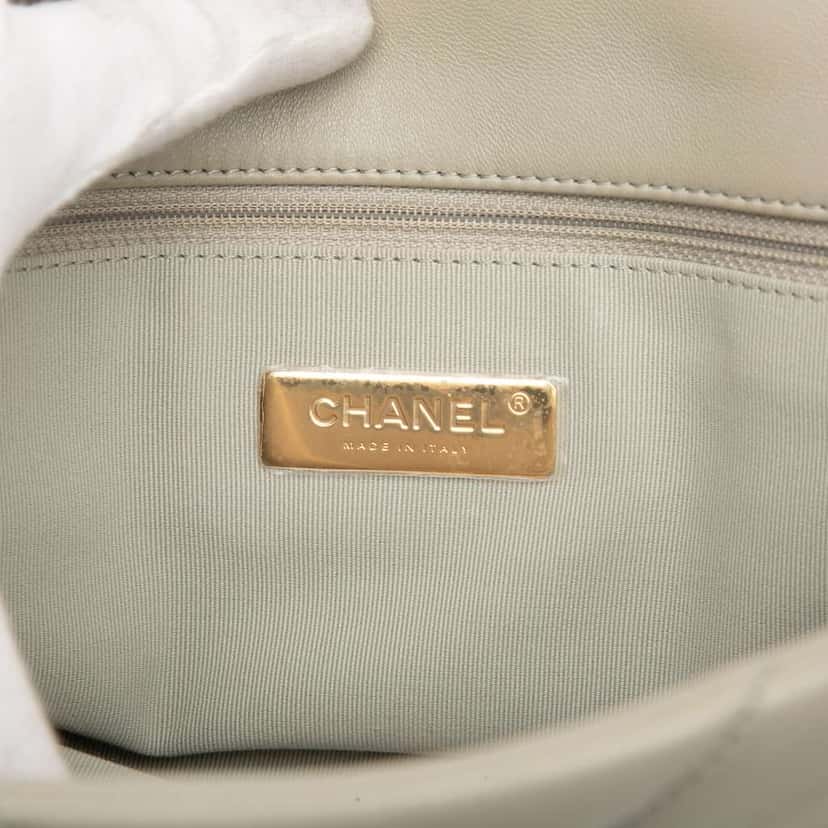 Chanel Maxi Lambskin 19 Flap Grey Leather Very good condition - Box View