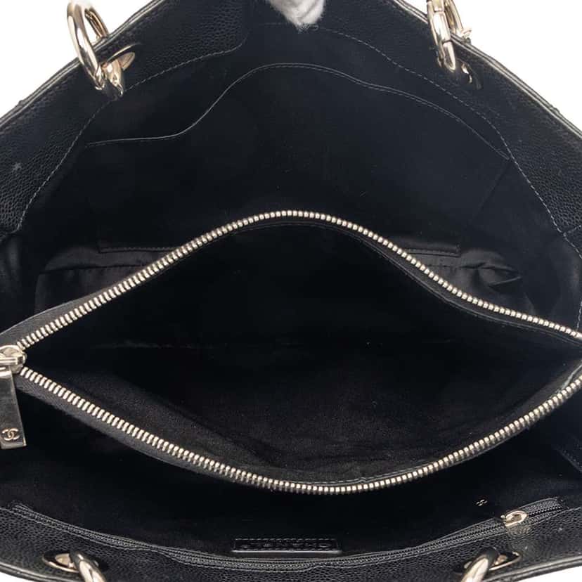 Chanel Caviar Grand Shopping Tote Black Leather Very good condition - Model View