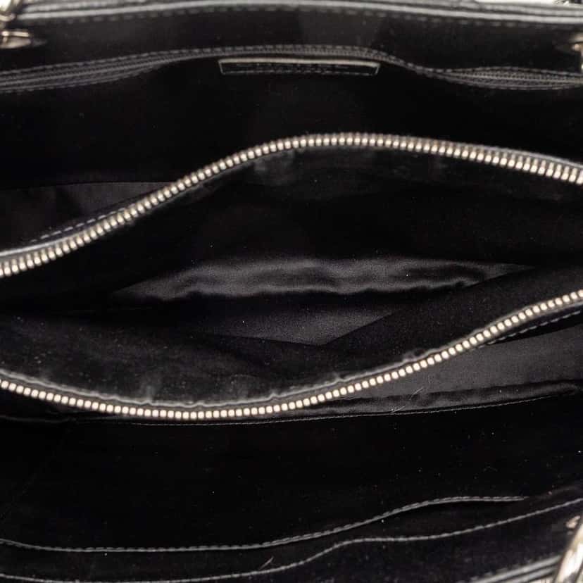 Chanel Caviar Grand Shopping Tote Black Leather Very good condition - Model View