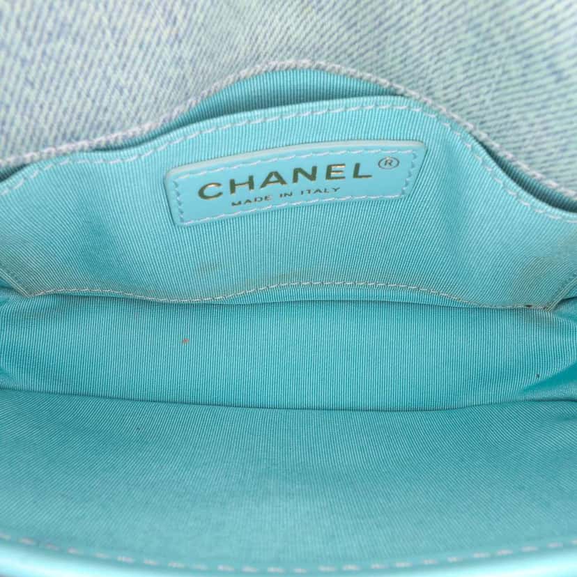 Chanel Mini CC Quilted Denim Messenger Flap Blue Denim Very good condition - Model View