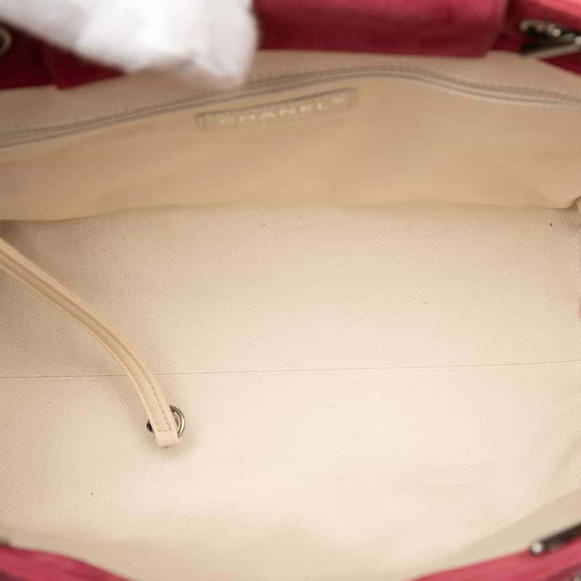 Chanel Quilted Caviar Reissue 2.55 Tote Red Leather Very good condition - Model View