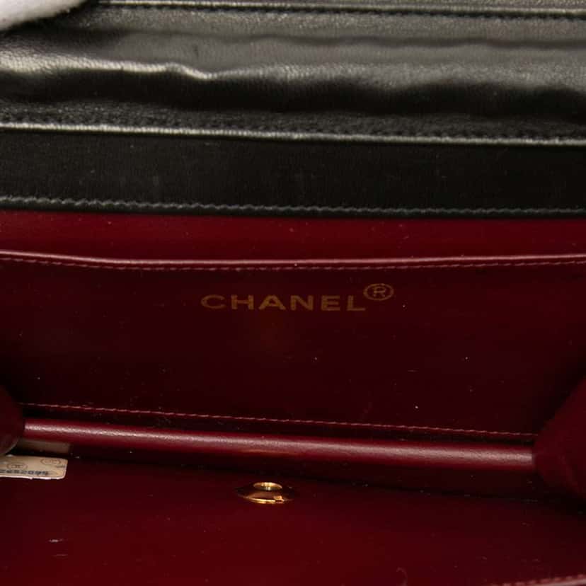 Chanel CC Quilted Lambskin Full Flap Wallet on Chain Black Leather Very good condition - Model View