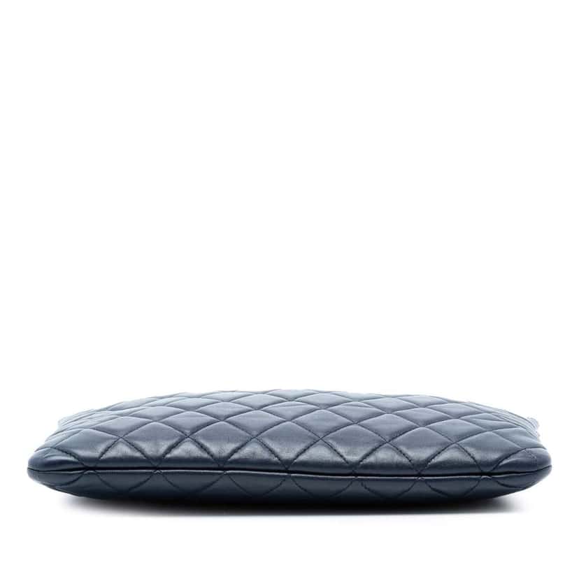 Chanel Medium Quilted Lambskin O Case Clutch Blue Leather Very good condition - Inside View