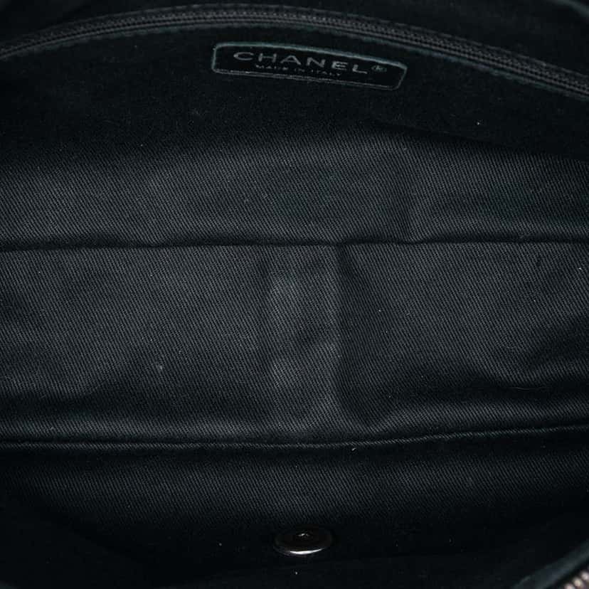 Chanel Jumbo Quilted Iridescent Caviar Easy Flap Grey Leather Very good condition - Model View