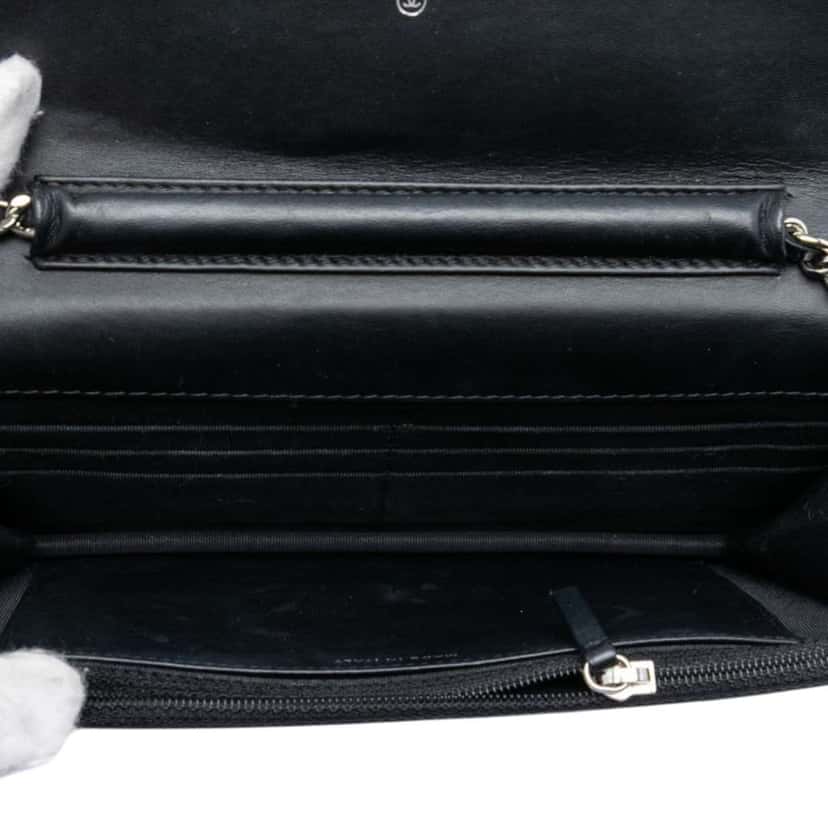 Chanel CC Quilted Patent Wallet On Chain Black Leather Very good condition - Model View