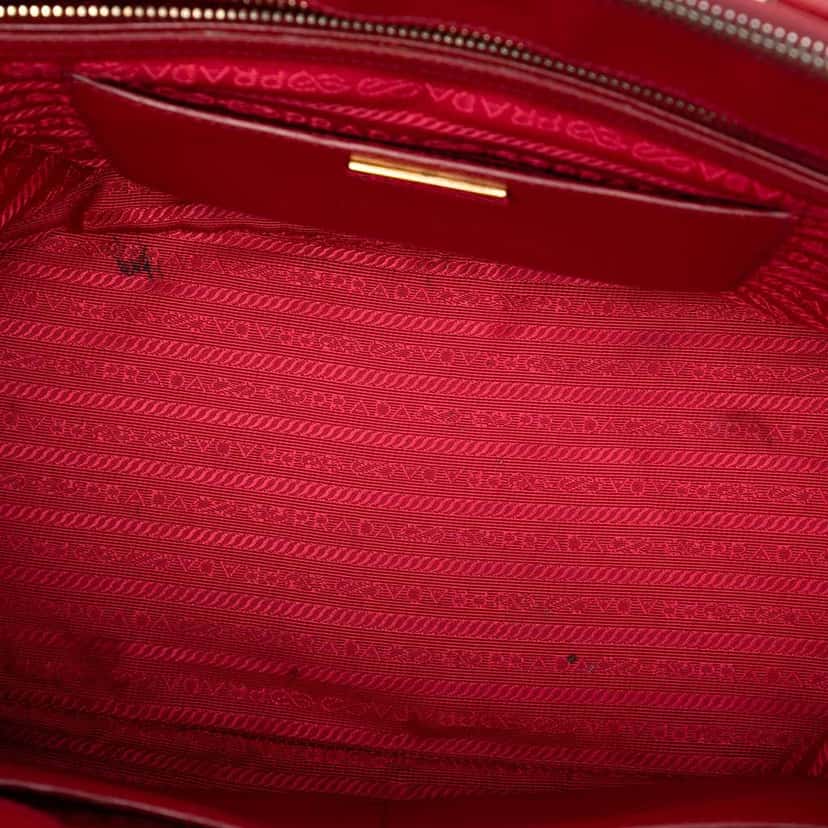Prada Large Saffiano Lux Galleria Double Zip Satchel Red Leather Very good condition - Model View
