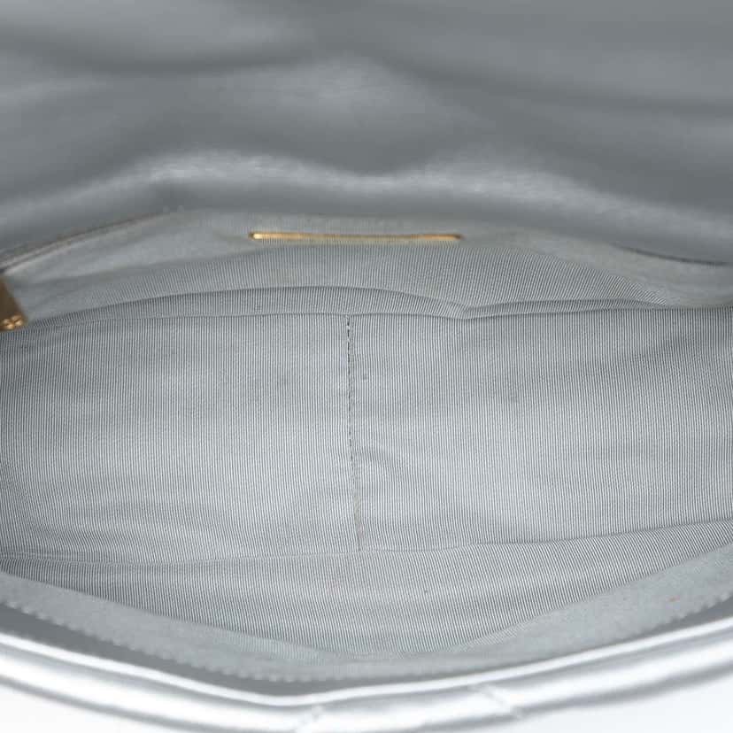 Chanel Medium Metallic Lambskin 19 Flap Silver Leather Very good condition - Model View