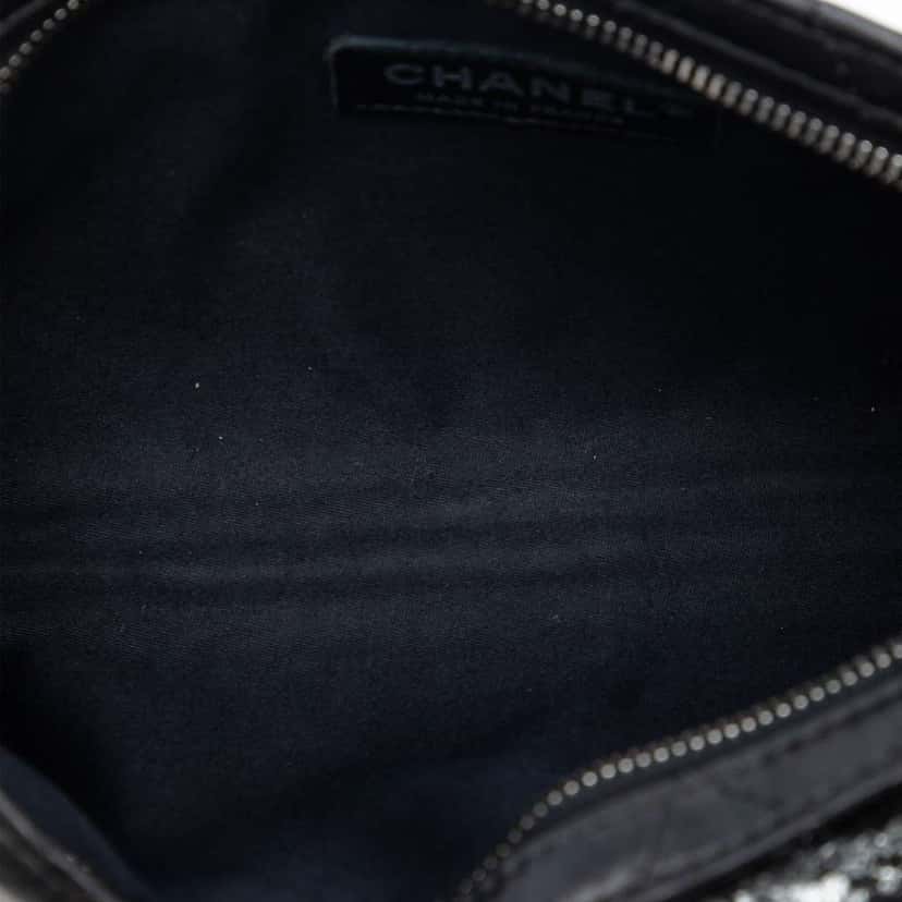 Chanel Metallic and Quilted Lambskin Mineral Nights Pochette Wristlet Black Leather Very good condition - Model View