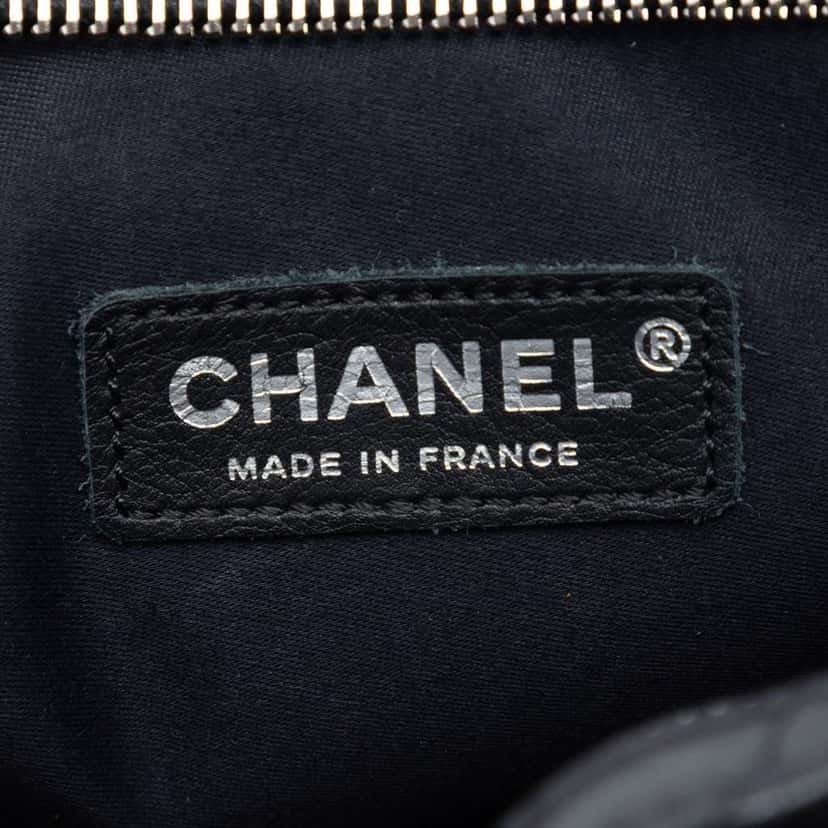 Chanel Metallic and Quilted Lambskin Mineral Nights Pochette Wristlet Black Leather Very good condition - Box View