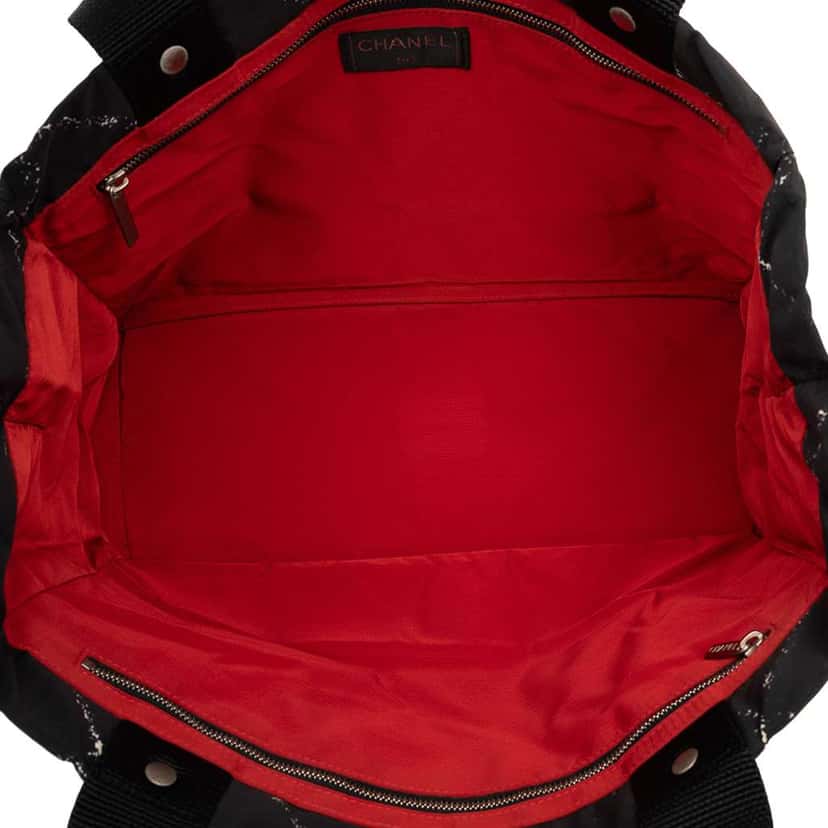 Chanel Old Travel Line Nylon Tote Black Very good condition - Model View