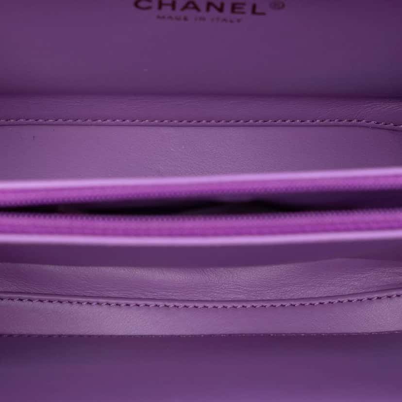 Chanel Small Tweed CC Filigree Vanity Case Purple Tweed Very good condition - Model View