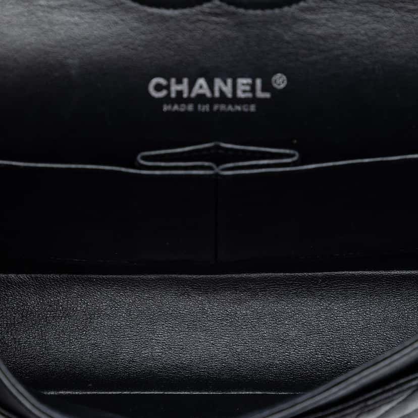 Chanel Medium Classic Chevron Lambskin So Black Double Flap Black Leather Very good condition - Model View