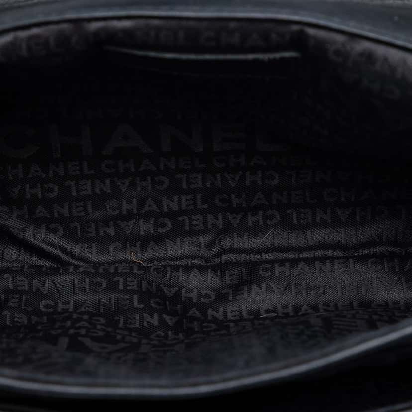 Chanel Quilted Lambskin Giant Mademoiselle Turnlock Shoulder Bag Black Leather Very good condition - Model View