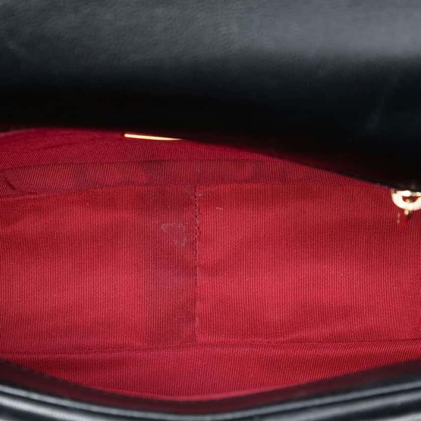 Chanel Medium Lambskin 19 Flap Black Leather Very good condition - Model View