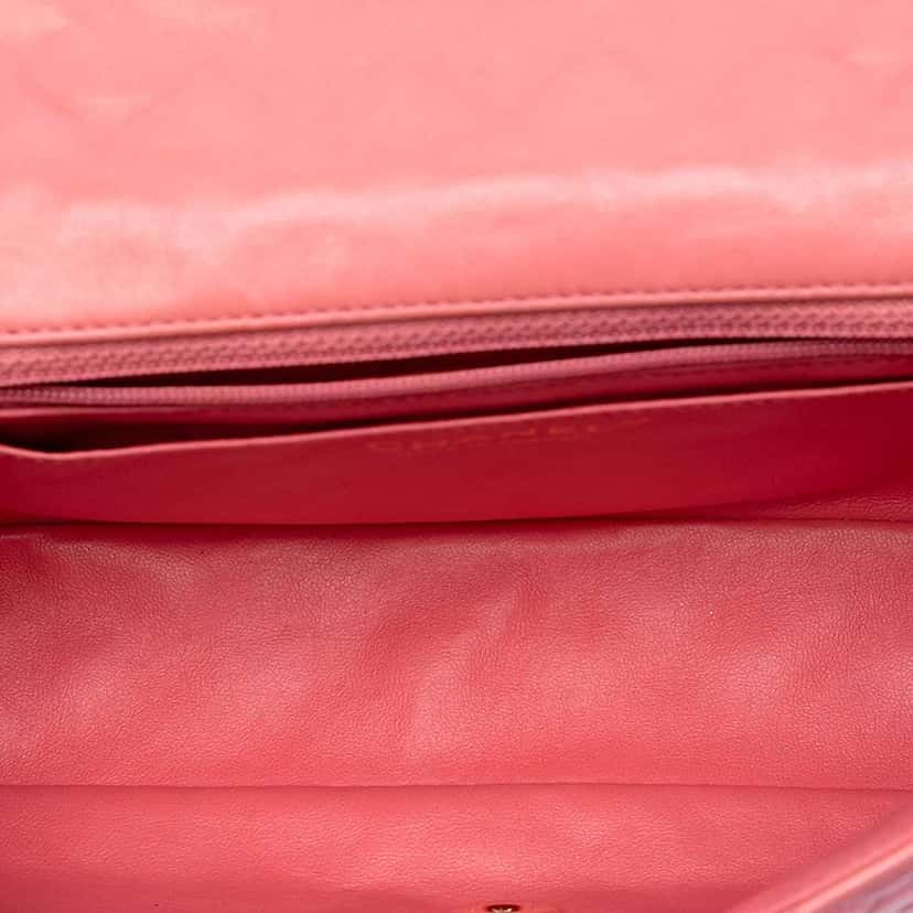 Chanel Medium Classic Lambskin Valentines Heart Charms Single Flap Pink Leather Very good condition - Model View