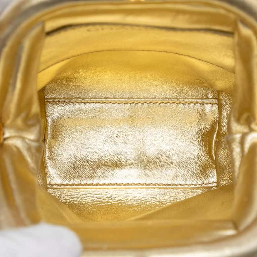 Chanel CC Metallic Quilted Lambskin Kisslock Frame Handbag Gold Leather Very good condition - Model View