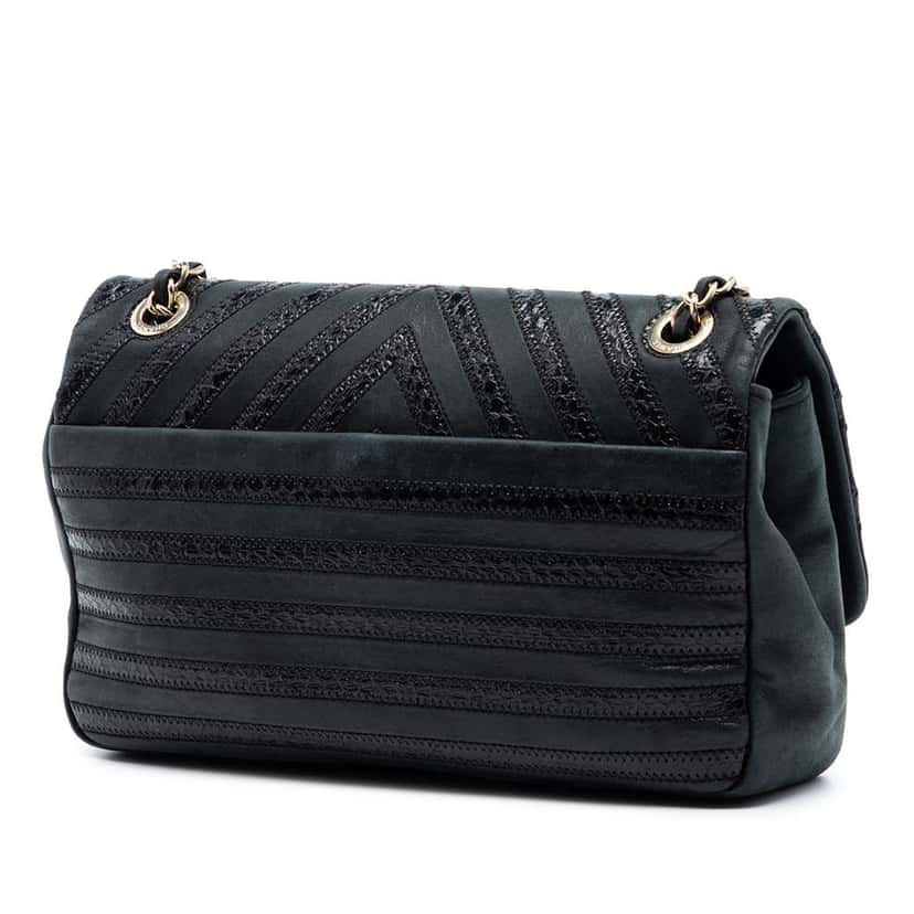 Chanel Medium Classic Chevron Wrinkled Calfskin and Suede Single Flap Black Leather Very good condition - Back View