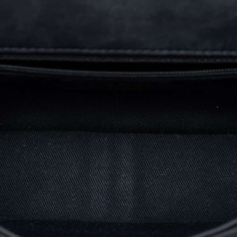 Chanel Medium Classic Chevron Wrinkled Calfskin and Suede Single Flap Black Leather Very good condition - Model View