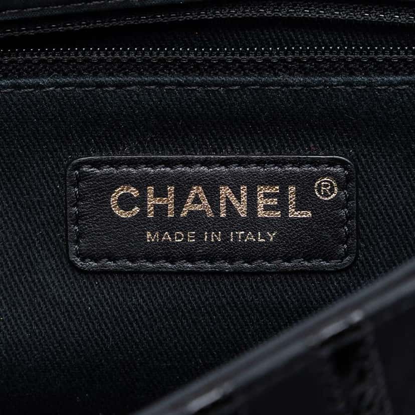 Chanel Medium Classic Chevron Wrinkled Calfskin and Suede Single Flap Black Leather Very good condition - Box View