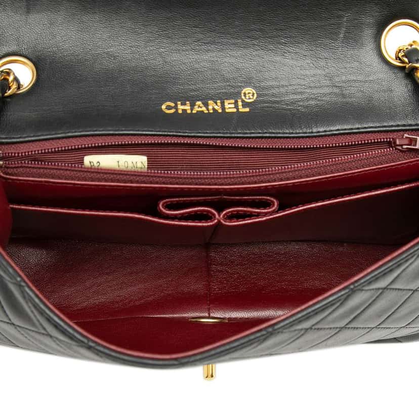 Chanel CC Quilted Lambskin Full Single Flap Black Leather Very good condition - Model View