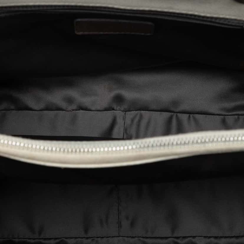 Chanel Caviar Grand Shopping Tote White Leather Very good condition - Model View