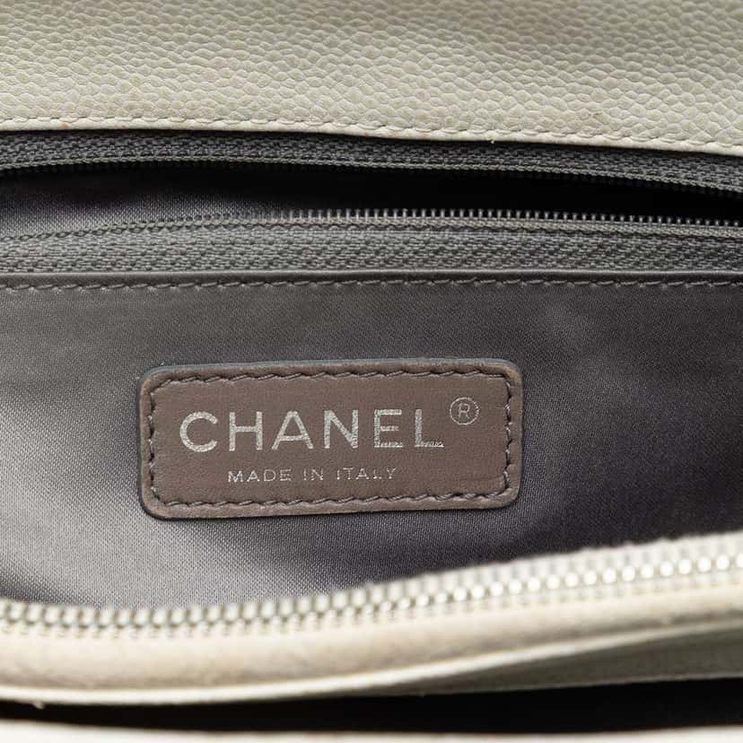 Chanel Caviar Grand Shopping Tote White Leather Very good condition - Box View