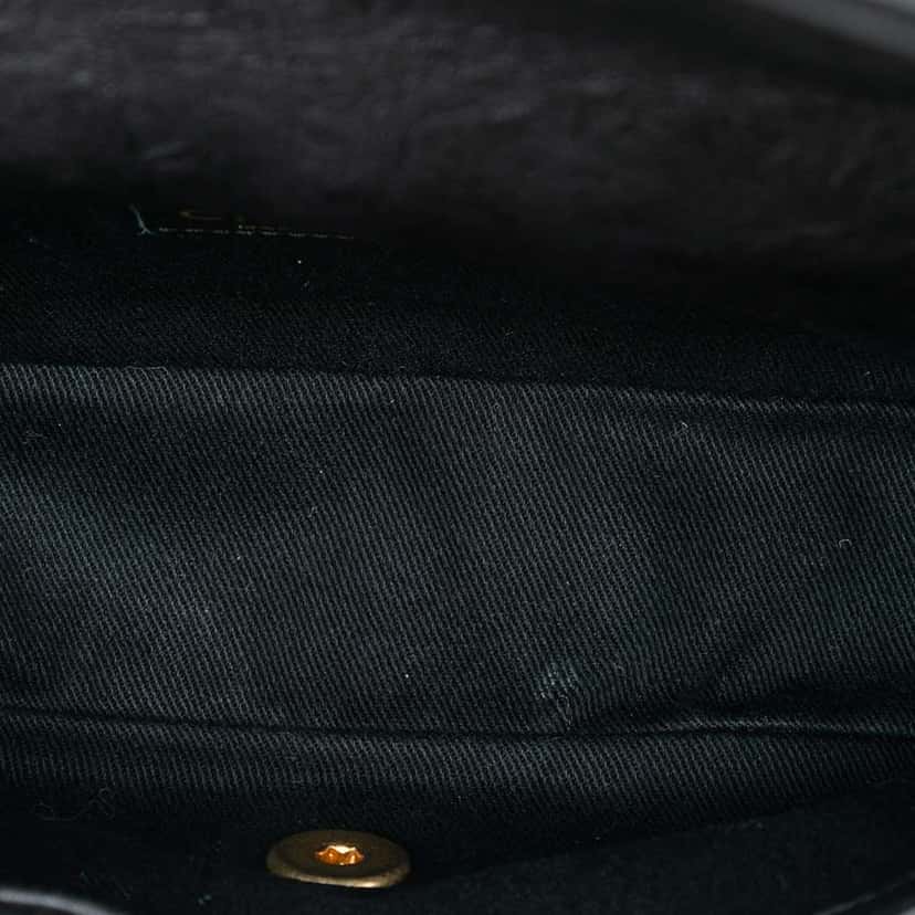 Chanel Small Chevron Wrinkled Calfskin Medallion Charm Surpique Flap Black Leather Very good condition - Model View