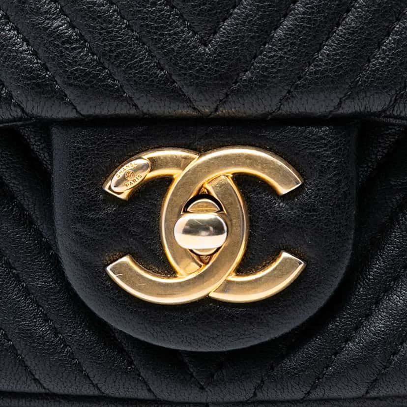 Chanel Small Chevron Wrinkled Calfskin Medallion Charm Surpique Flap Black Leather Very good condition - Box View
