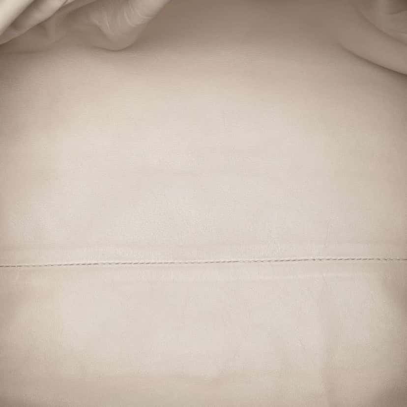 Bottega Veneta Lambskin The Pouch White Leather Very good condition - Model View