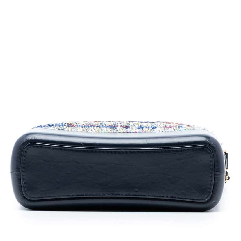 Chanel Medium Tweed and Lambskin Gabrielle Crossbody Blue Tweed Very good condition - Inside View