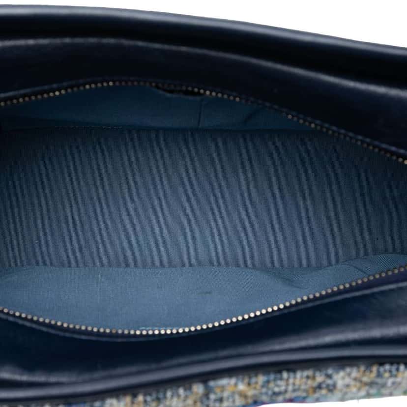 Chanel Medium Tweed and Lambskin Gabrielle Crossbody Blue Tweed Very good condition - Model View