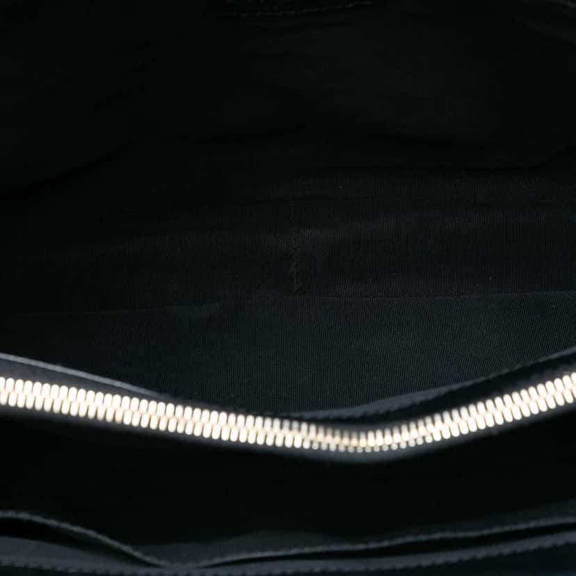 Chanel Caviar Grand Shopping Tote Black Leather Very good condition - Model View