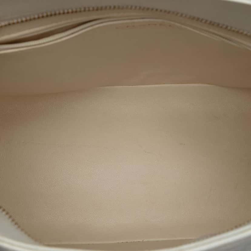 Chanel Caviar Medallion Tote White Leather Very good condition - Model View