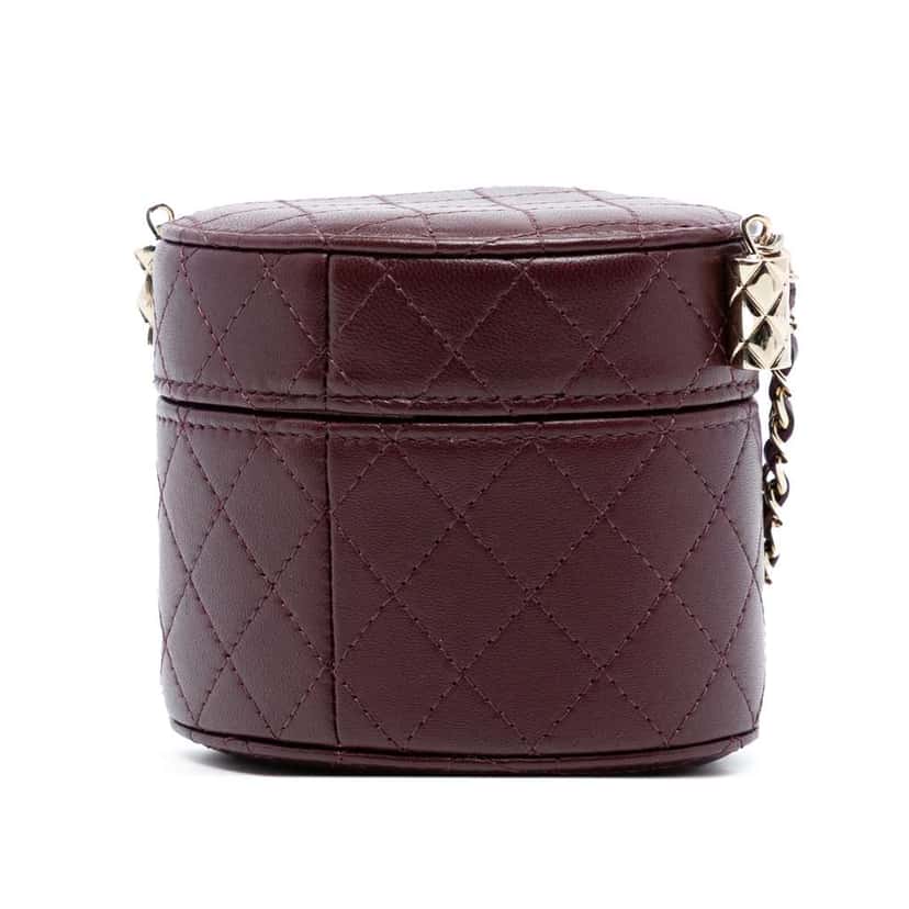 Chanel CC Quilted Lambskin Round Vanity Case with Chain Red Leather Very good condition - Back View