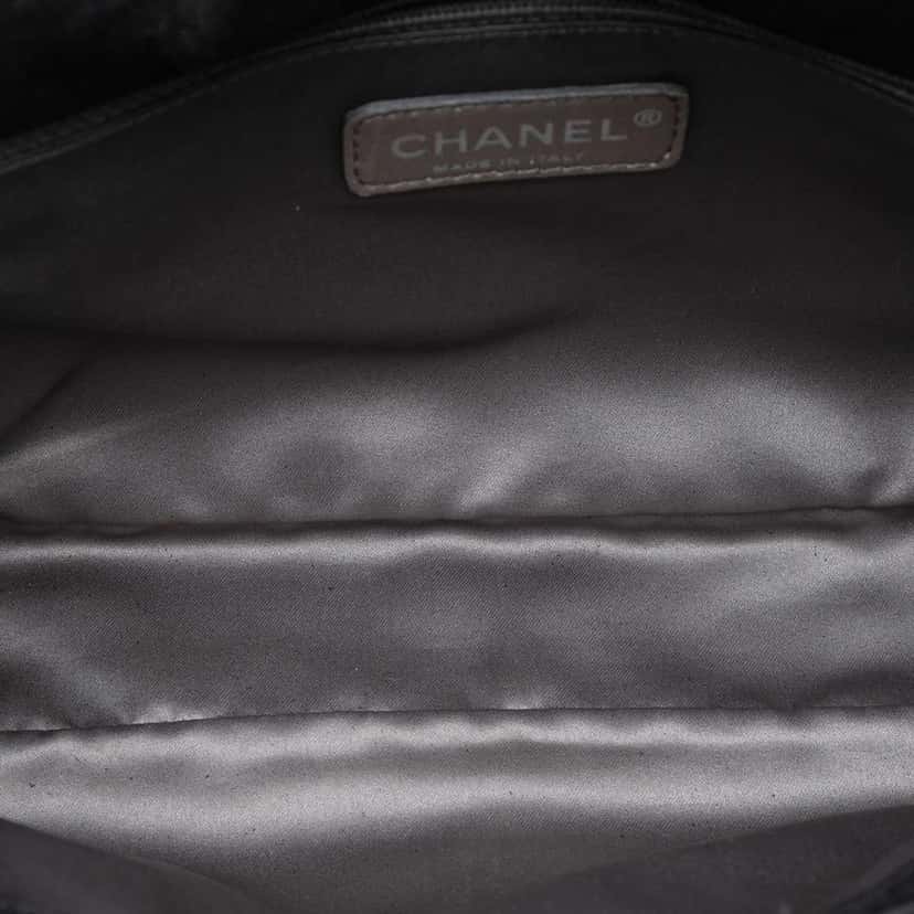 Chanel Crinkled Coated Canvas Le Marais Ligne Flap Black Canvas Very good condition - Model View