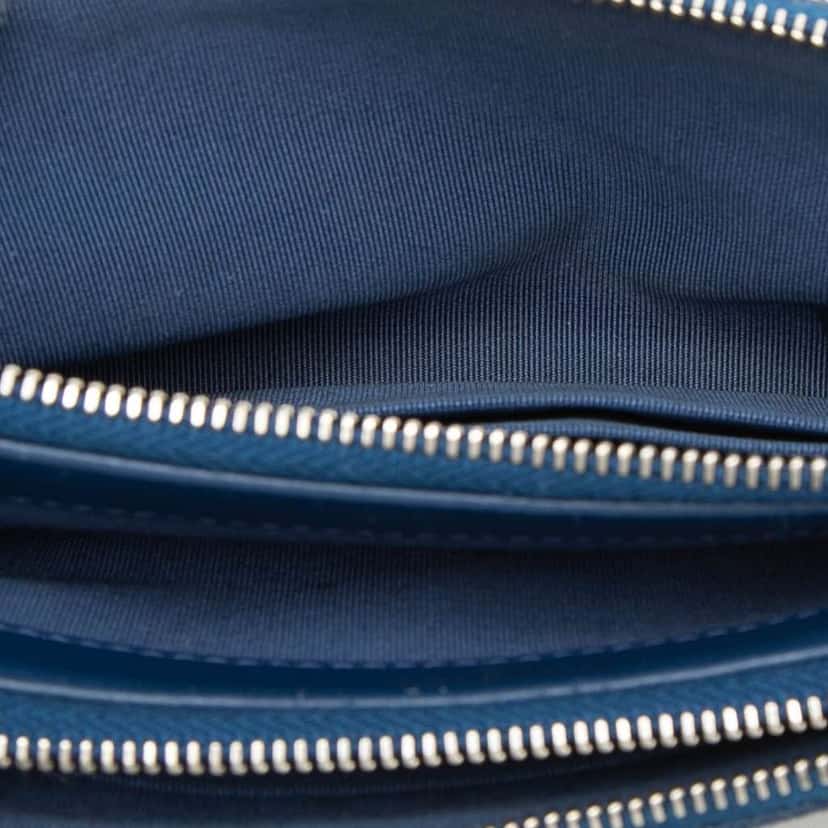 Chanel Small Quilted Caviar Clutch With Chain Blue Leather Very good condition - Model View