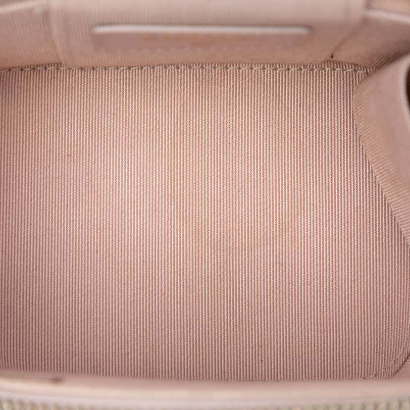 Chanel Mini CC Quilted Caviar Vanity Case with Chain Pink Leather Very good condition - Model View